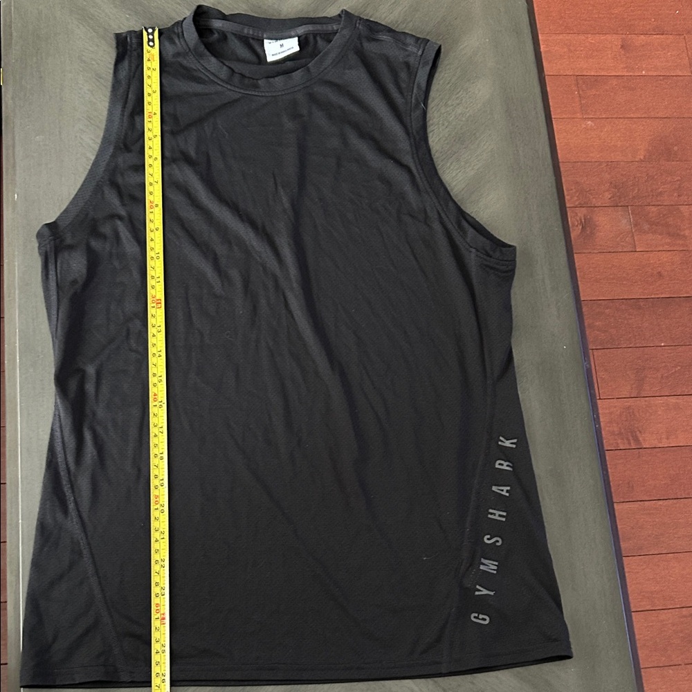 Gymshark heavyweight tank, black men’s medium.
P2P 19” length 26”